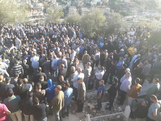 جماهير غفيرة تشيع جثمان المرحوم عبد الحكيم مفيد